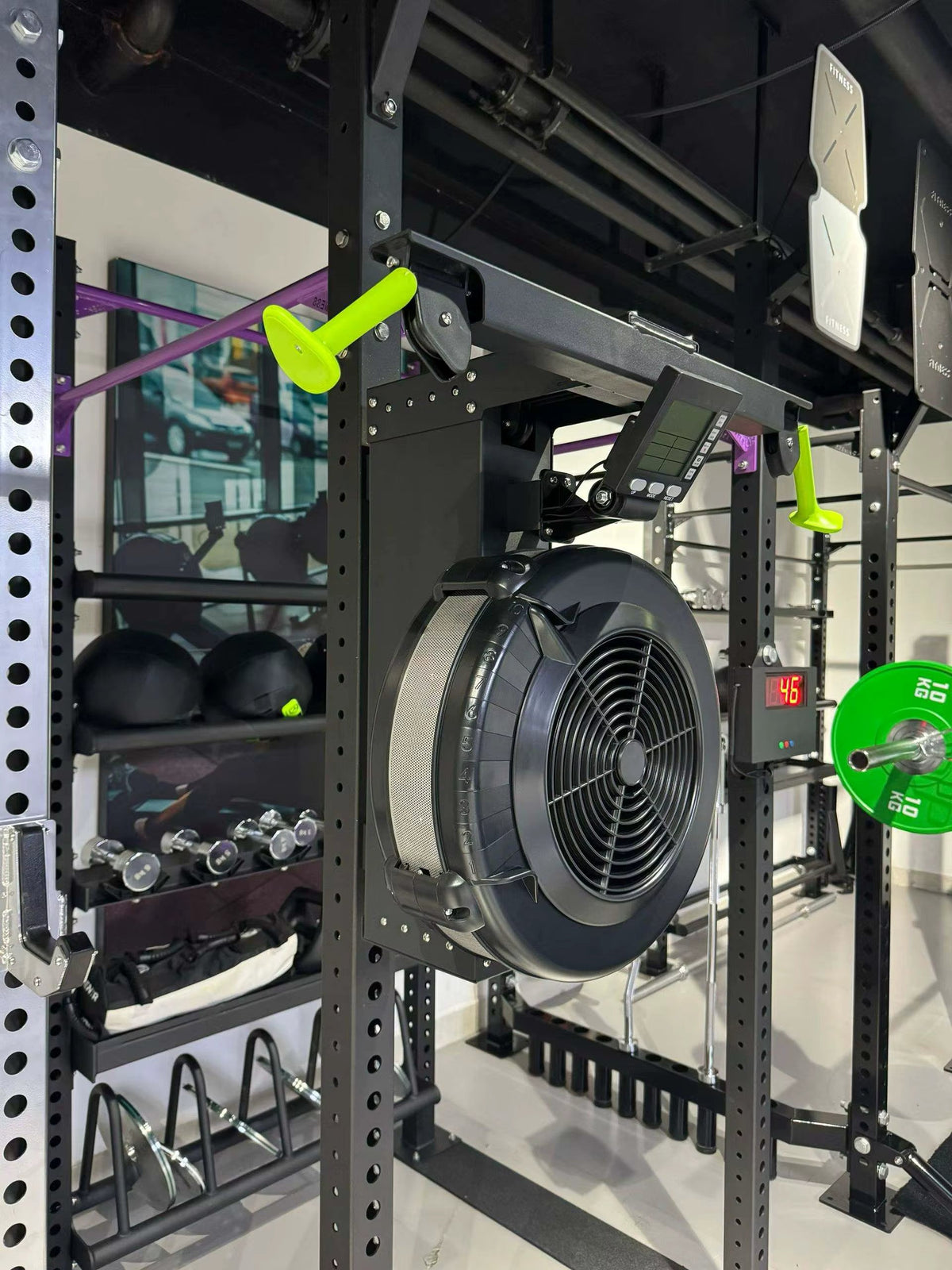 Ski erg installé sur rack dans une salle de sport