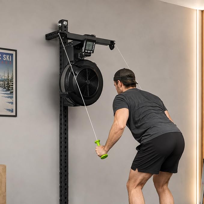 Athlète en séance de ski erg sur un modèle mural compact